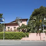 מלון דירות Rosa 3*